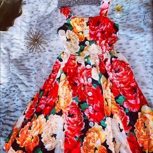 Hermoso vestido nuevo floreado de tirantes.